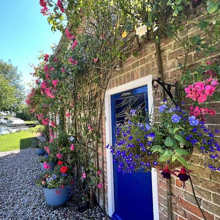 Adorable Two Bed Norfolk Broads Holiday Home - River Views With Moorings & Fishing Сталхэм Экстерьер фото
