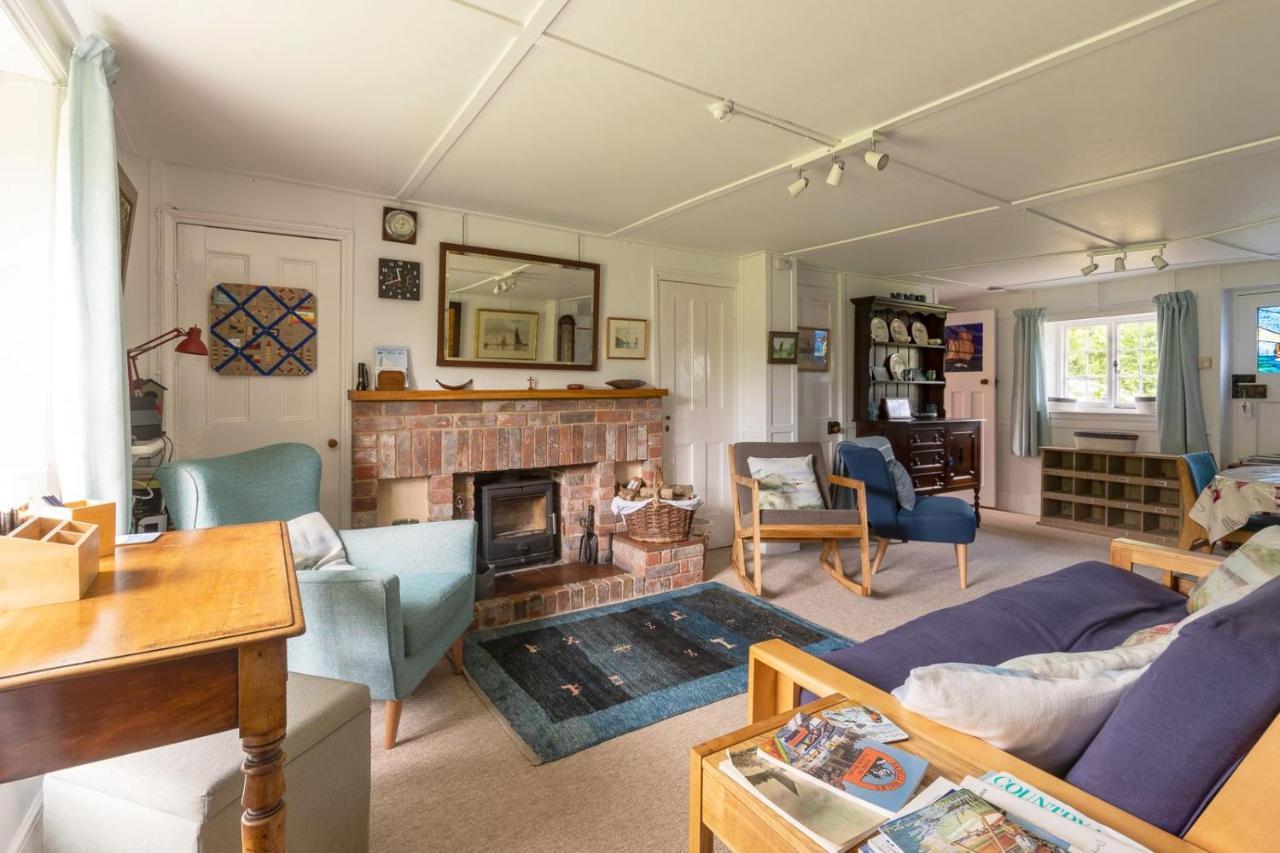 Adorable Two Bed Norfolk Broads Holiday Home - River Views With Moorings & Fishing Сталхэм Экстерьер фото