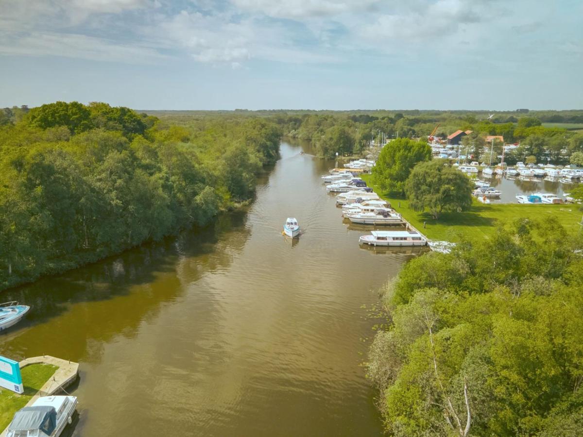 Adorable Two Bed Norfolk Broads Holiday Home - River Views With Moorings & Fishing Сталхэм Экстерьер фото