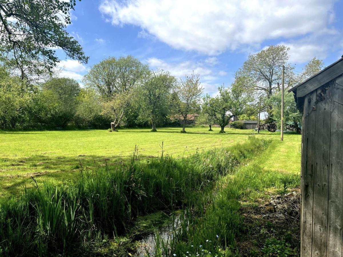 Adorable Two Bed Norfolk Broads Holiday Home - River Views With Moorings & Fishing Сталхэм Экстерьер фото