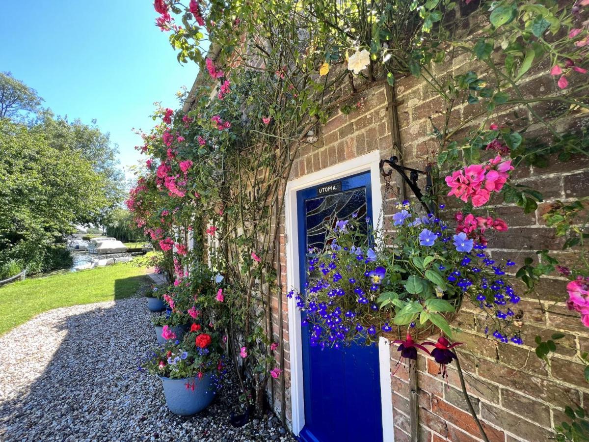 Adorable Two Bed Norfolk Broads Holiday Home - River Views With Moorings & Fishing Сталхэм Экстерьер фото