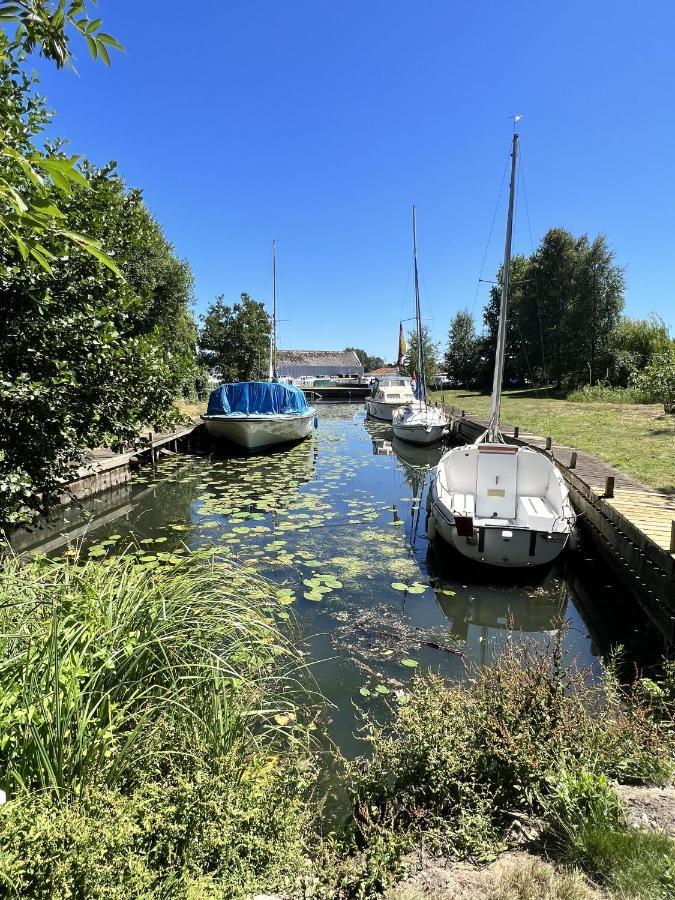 Adorable Two Bed Norfolk Broads Holiday Home - River Views With Moorings & Fishing Сталхэм Экстерьер фото