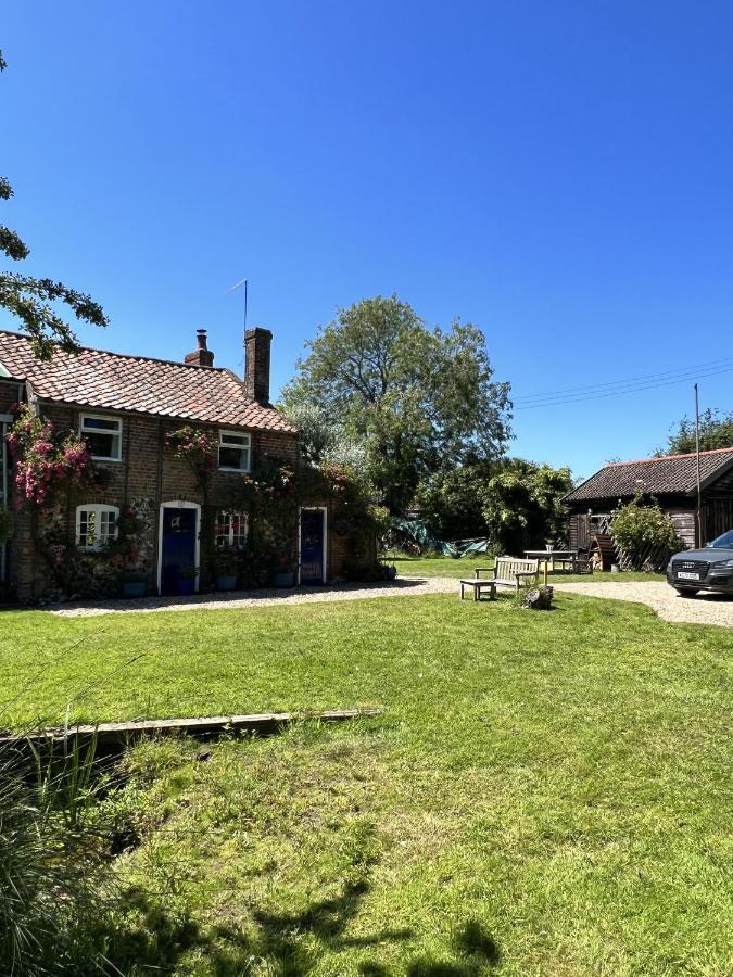 Adorable Two Bed Norfolk Broads Holiday Home - River Views With Moorings & Fishing Сталхэм Экстерьер фото
