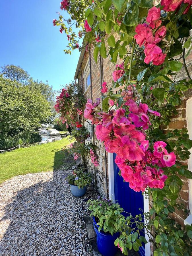 Adorable Two Bed Norfolk Broads Holiday Home - River Views With Moorings & Fishing Сталхэм Экстерьер фото