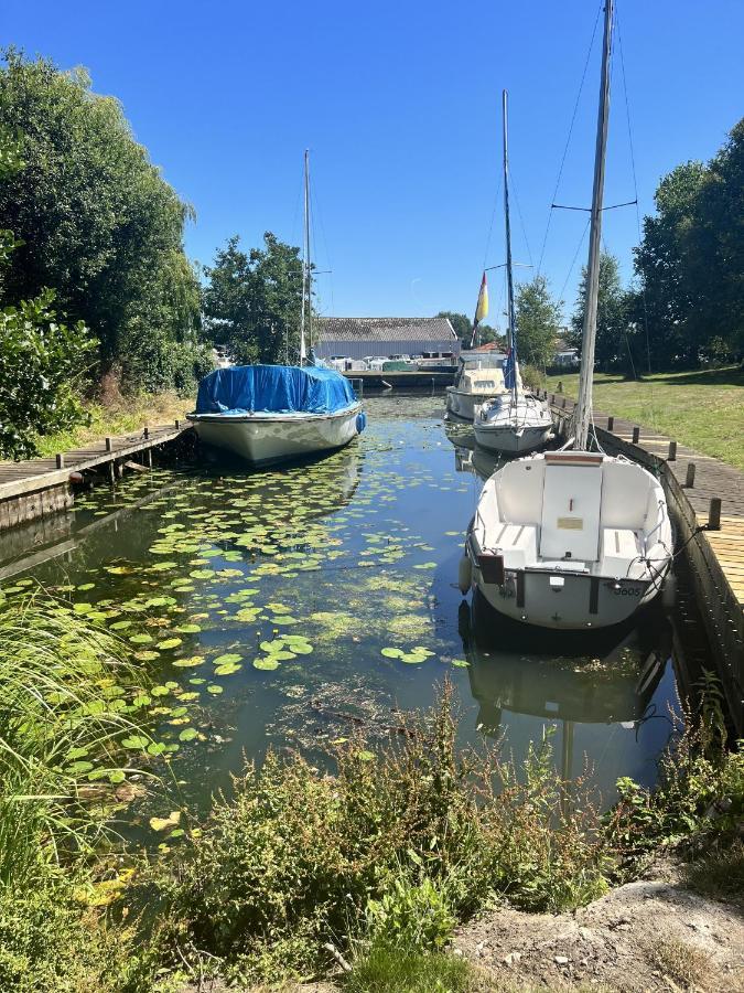 Adorable Two Bed Norfolk Broads Holiday Home - River Views With Moorings & Fishing Сталхэм Экстерьер фото