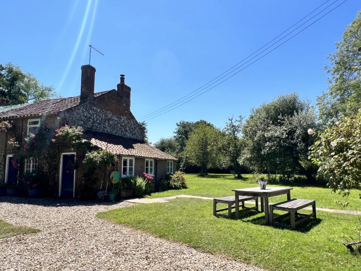 Adorable Two Bed Norfolk Broads Holiday Home - River Views With Moorings & Fishing Сталхэм Экстерьер фото